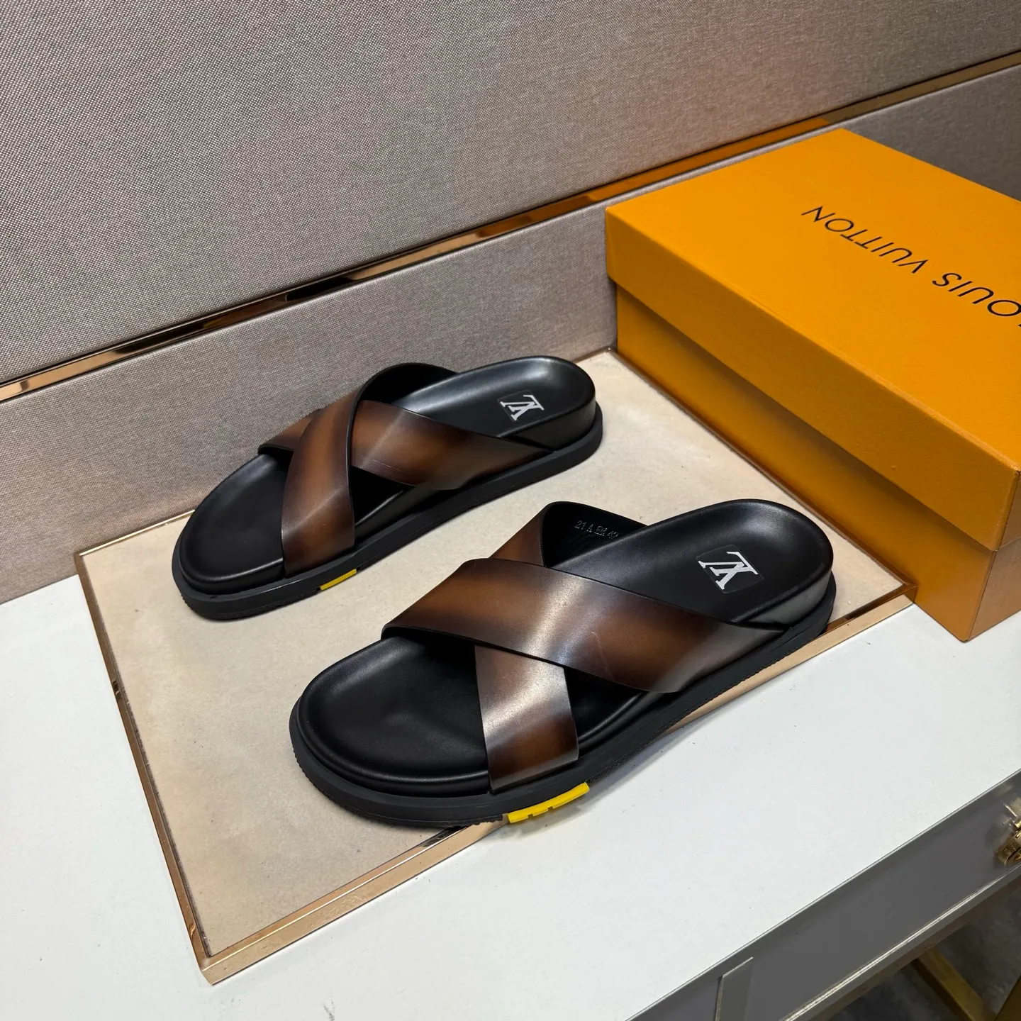 Men's men's shoes 💰pp420 [LV～] Men's casual slippers 2025z cabinet sales simultaneously 🔶Size: 38-44#️⃣ 🔷4 colors🔜The upper is made of cowhide stitching ➕Cowhide lining, comfortable and breathable, sole: original comfortable, wear-resistant and non-slip outsole, ⚠️Real 📱Photography🎬The real thing is better📢📢📢